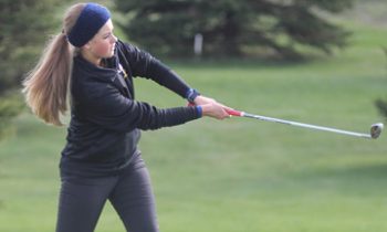 Golfers compete under cold conditions